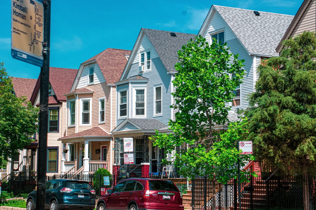 Row of homes in Chicago neighborhood